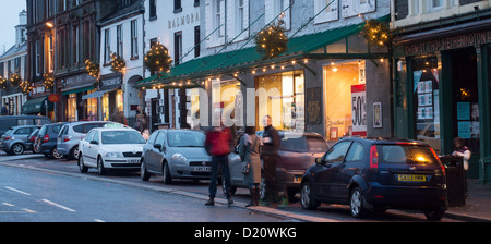 Le centre-ville de Moffat décorations les lumières de Noël dans les boutiques et dans les arbres sur la rue au crépuscule Banque D'Images