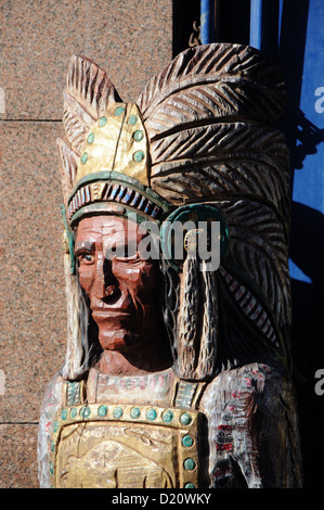 La sculpture sur bois de Native American Indian chef à l'extérieur d'un bureau de tabac, le Royal Mile, Édimbourg, Écosse, Royaume-Uni Banque D'Images