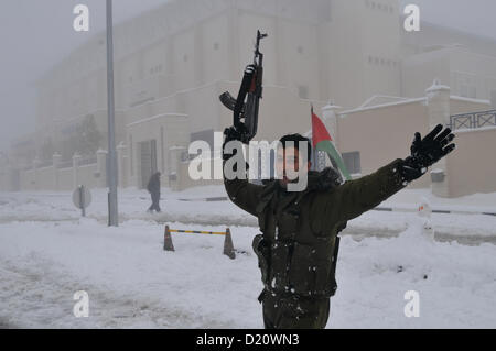 10 janvier 2013 - Hébron, en Cisjordanie, territoire palestinien - le personnel de sécurité palestinien s'engager dans une bataille de boules de neige près de leur siège dans la ville de Cisjordanie d'Hébron 10 janvier 2013. La plus haute altitude dans l'Autorité palestinienne et Israël, y compris Jérusalem, s'attendent à quelque 20 centimètres de neige au-dessus de nuit (crédit Image : © Mamoun Wazwaz APA/Images/ZUMAPRESS.com) Banque D'Images