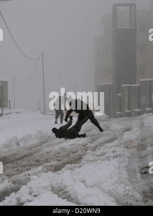 10 janvier 2013 - Hébron, en Cisjordanie, territoire palestinien - le personnel de sécurité palestinien s'engager dans une bataille de boules de neige près de leur siège dans la ville de Cisjordanie d'Hébron 10 janvier 2013. La plus haute altitude dans l'Autorité palestinienne et Israël, y compris Jérusalem, s'attendent à quelque 20 centimètres de neige au-dessus de nuit (crédit Image : © Mamoun Wazwaz APA/Images/ZUMAPRESS.com) Banque D'Images