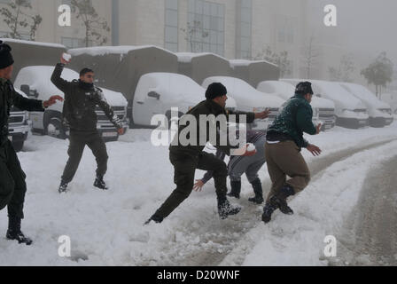 10 janvier 2013 - Hébron, en Cisjordanie, territoire palestinien - le personnel de sécurité palestinien s'engager dans une bataille de boules de neige près de leur siège dans la ville de Cisjordanie d'Hébron 10 janvier 2013. La plus haute altitude dans l'Autorité palestinienne et Israël, y compris Jérusalem, s'attendent à quelque 20 centimètres de neige au-dessus de nuit (crédit Image : © Mamoun Wazwaz APA/Images/ZUMAPRESS.com) Banque D'Images