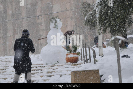 10 janvier 2013 - Hébron, en Cisjordanie, territoire palestinien - Palestiniens jouer avec boules de neige après de fortes chutes de neige dans la ville de Cisjordanie Hébron comme hiver a balayé la région 10 janvier 2013 (Crédit Image : © Mamoun Wazwaz APA/Images/ZUMAPRESS.com) Banque D'Images