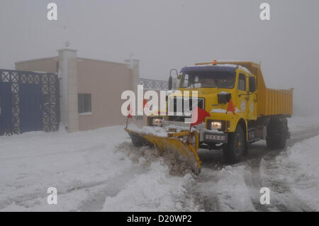 10 janvier 2013 - Hébron, en Cisjordanie, territoire palestinien - claire des bulldozers les pistes de neige à l'extérieur de la mosquée Ibrahami ou le Tombeau des Patriarches dans la ville de Cisjordanie Hébron comme hiver a balayé la région 10 janvier 2013 (Crédit Image : © Mamoun Wazwaz APA/Images/ZUMAPRESS.com) Banque D'Images