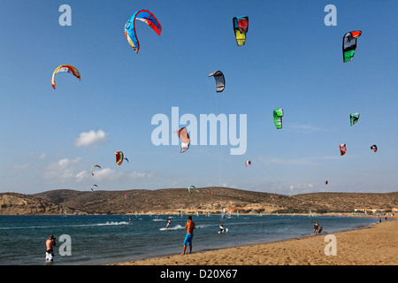 Le kite surf à Prasonisi Beach, péninsule de Prasonisi, Rhodes, Dodécanèse, Grèce, Europe Banque D'Images