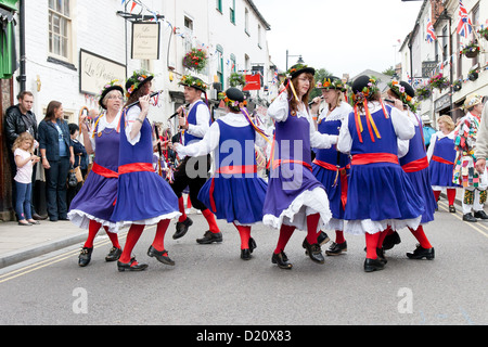 Le festival folklorique de Southwell 2012 avec Morris Dancers habillés en bleu, rouge et blanc Banque D'Images