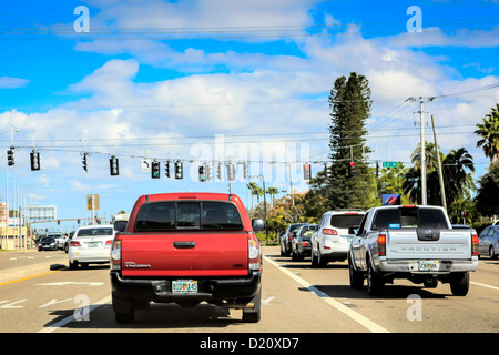 Véhicules à une intersection sur la 41 N Tamiami Trail à Sarasota en Floride Banque D'Images