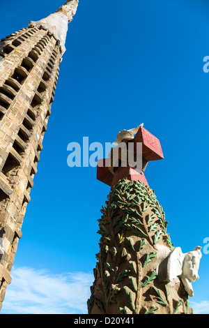 Espagne, Barcelone, détail des tours de la Sagrada Familia conçue par l'architecte Antoni Gaudì i Cornet. Banque D'Images