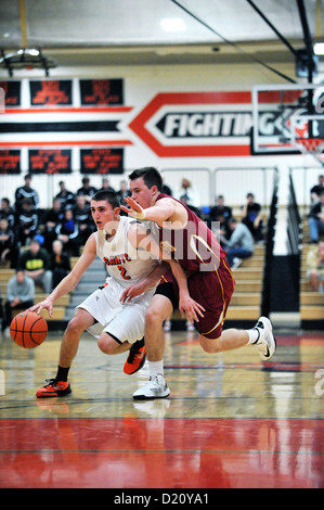Basket-ball sport étroitement gardé dvd disques durs du haut de la clé lors d'un jeu secondaire Banque D'Images