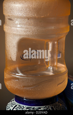 Bonafont l'eau potable dans un contenant de plastique sur le robinet Banque D'Images