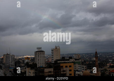 10 janvier 2013 - La ville de Gaza, bande de Gaza, territoire palestinien - un arc-en-ciel est vu sur la ville de Gaza sur une journée d'hiver venteux Le 10 janvier 2013 (Crédit Image : © Ashraf Amra/APA Images/ZUMAPRESS.com) Banque D'Images