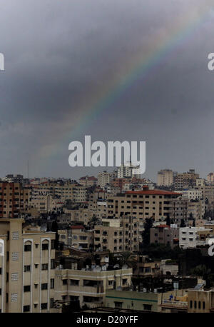 10 janvier 2013 - La ville de Gaza, bande de Gaza, territoire palestinien - un arc-en-ciel est vu sur la ville de Gaza sur une journée d'hiver venteux Le 10 janvier 2013 (Crédit Image : © Ashraf Amra/APA Images/ZUMAPRESS.com) Banque D'Images