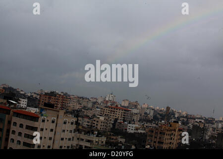 10 janvier 2013 - La ville de Gaza, bande de Gaza, territoire palestinien - un arc-en-ciel est vu sur la ville de Gaza sur une journée d'hiver venteux Le 10 janvier 2013 (Crédit Image : © Ashraf Amra/APA Images/ZUMAPRESS.com) Banque D'Images