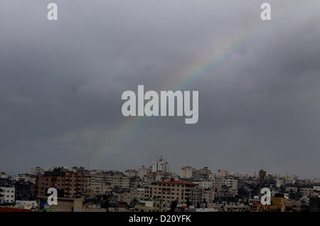 10 janvier 2013 - La ville de Gaza, bande de Gaza, territoire palestinien - un arc-en-ciel est vu sur la ville de Gaza sur une journée d'hiver venteux Le 10 janvier 2013 (Crédit Image : © Ashraf Amra/APA Images/ZUMAPRESS.com) Banque D'Images