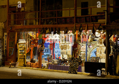 Affichage lumineux d'une boutique, Goereme, l'Anatolie, la Cappadoce, Turquie Banque D'Images