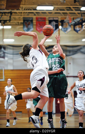 Dvd s'arrête pour prendre un court jump shot sur un adversaire. USA. Banque D'Images