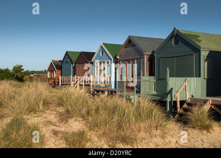 Cabines de plage de Mudeford Spit Nr Christchurch, Royaume-Uni Banque D'Images