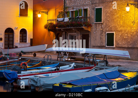 Bateaux dans le port de Cassone dans la soirée, la lumière, Le Lac de Garde, Malcesine, Veneto, Italie Banque D'Images