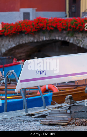 Bateaux dans le port de Cassone dans la soirée, la lumière, Le Lac de Garde, Malcesine, Veneto, Italie Banque D'Images