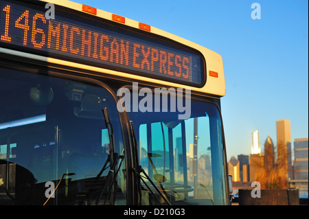 USA Illinois Chicago lever du soleil se reflète sur l'avant d'un bus CTA Banque D'Images