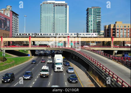 USA Illinois Chicago CTA ligne verte du train et du trafic non-Kennedy Expressway rythme l'heure de pointe Banque D'Images