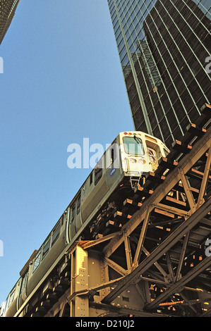 USA Illinois Chicago CTA ligne verte du train sur la structure surélevée au-dessus de Lake Street à Chicago's Loop. Banque D'Images