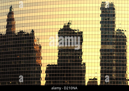 Chicago, Illinois, USA. La 333 West Wacker Drive surface en verre du bâtiment création d'un reflet déformé. Banque D'Images