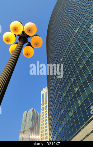 USA Illinois Chicago 333 West Wacker Drive Building Street lights Banque D'Images