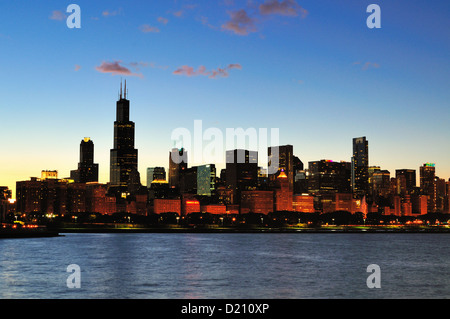 USA Illinois Chicago Loop La Willis Tower (anciennement Sears Tower) dominant les toits de la ville au crépuscule. Banque D'Images