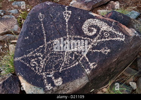 Le mouflon d'atteindre avec des flèches, Jornada Mogollon style rock art aux Trois Rivières Site de pétroglyphes, New Mexico, USA Banque D'Images