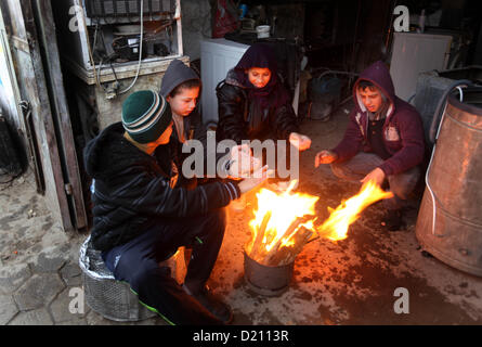 10 janvier 2013 - La ville de Gaza, bande de Gaza, territoire palestinien - les Palestiniens se réchauffer en hiver a balayé la région, dans la ville de Gaza le 10 janvier 2013. Les tempêtes anormales, qui pendant quatre jours ont dynamité le Moyen-Orient avec la pluie, la neige et la grêle, des pans entiers de quitter Israël et la Jordanie sous un manteau de neige et de parties du Liban noircis (crédit Image : © Majdi Fathi/APA Images/ZUMAPRESS.com) Banque D'Images