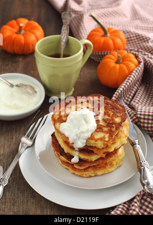 Crêpes à la citrouille avec sauce au yogourt Banque D'Images