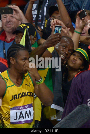 Usain Bolt de la Jamaïque prend une photo sur un mesdames téléphone. Athlétisme Banque D'Images