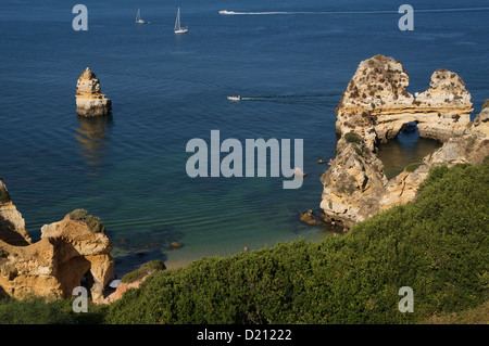 Des formations rocheuses et des bateaux, Praio do Camilo, Ponta da Piedade, près de Lagos, Algarve, Portugal, Europe Banque D'Images