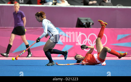 Ma Wei (République populaire de Chine, à droite) plonge aux pieds de Jeon Yu Mi (République de Corée). CHN Vs KOR Womens Hockey Banque D'Images