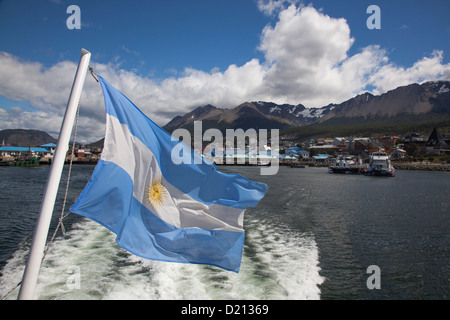 Drapeau national argentin à l'arrière du bateau dans le canal de Beagle, Ushuaia, Tierra del Fuego, Patagonie, Argentine, Amérique du Sud Banque D'Images