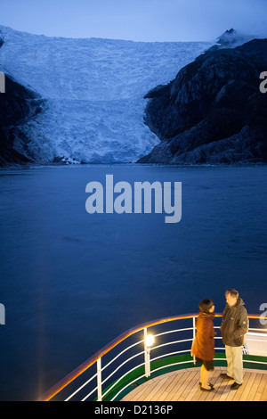 Couple sur le pont du bateau de croisière MS Deutschland, Peter Deilmann Reederei, près de la borne du glacier italien, fjords chiliens, Magalla Banque D'Images