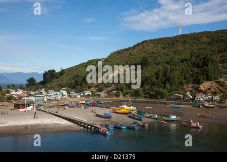 Les bateaux de pêche et les gens sur la plage, Puerto Montt, Los Lagos, en Patagonie, au Chili, en Amérique du Sud Banque D'Images