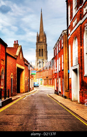 En regardant vers l'Eastgate St James's Church, Louth, Lincolnshire, Angleterre avec ses 295 m de haut spire Banque D'Images