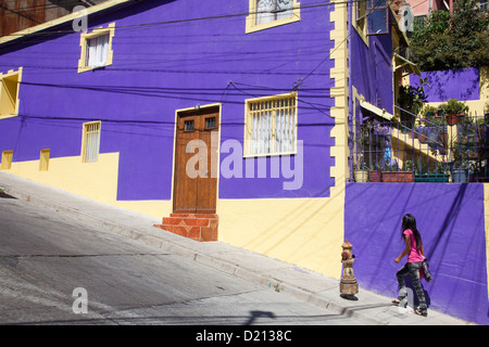 Rue en pente jusqu'promenades fille violet passé, Valparaiso, Valparaiso, Chili, Amérique du Sud Banque D'Images