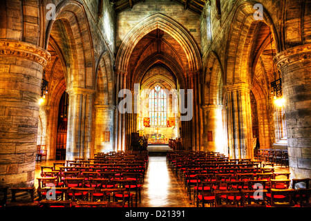 À l'intérieur de l'intérieur de l'église de St James, valet, Louth Lincolnshire, Angleterre avec ses chaises mis en place pour le service Banque D'Images