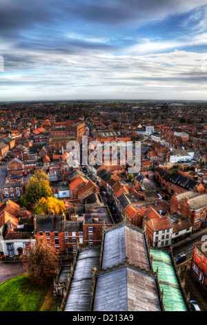 En regardant vers l'Eastgate de haut de St James's Church knave, Louth, Lincolnshire, Angleterre avec ses 295 m de haut spire Banque D'Images