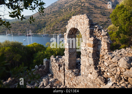 Ruines de l'église byzantine sur l'île de Gemiler, côte lycienne, Mer Méditerranée, Turquie Banque D'Images