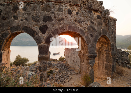 Église byzantine sur l'île de Gemiler au coucher du soleil, deuxième église, côte lycienne, Mer Méditerranée, Turquie Banque D'Images