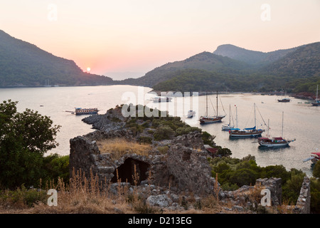 Église byzantine sur l'île de Gemiler au coucher du soleil, côte lycienne, Mer Méditerranée, Turquie Banque D'Images