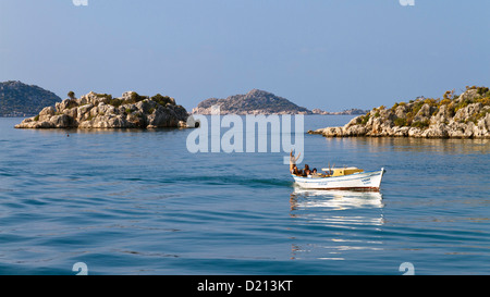 Bateau de pêche sur la côte lycienne près de Kas, Lycie, Mer Méditerranée, Turquie, Asie Banque D'Images