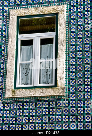 Ornée de carreaux de céramique décoratifs azulejos sur façade de maison traditionnelle Lisbonne Portugal Europe de l'ouest Banque D'Images