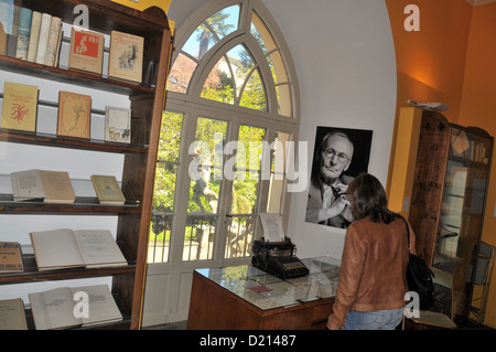 Femme à l'intérieur du Musée Hermann Hesse de Montagnola au lac de Lugano, Tessin, Suisse, Europe Banque D'Images