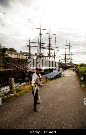 Mousquetaire à l'épée de grands navires dans le port, port de Charlestown, petit village avec des bateaux emblématiques Banque D'Images