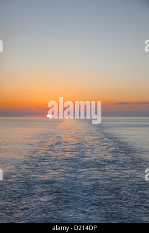 Le coucher et le service de bateau de croisière MS Deutschland (Peter Deilmann Reederei), la mer des Caraïbes, près de Îles Caïmanes Banque D'Images