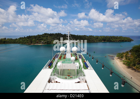 Piscine et deck de bateau de croisière MS Deutschland (Peter Deilmann Reederei) et étroit, de l'entrée du Port Antonio, Portland, Jamaic Banque D'Images